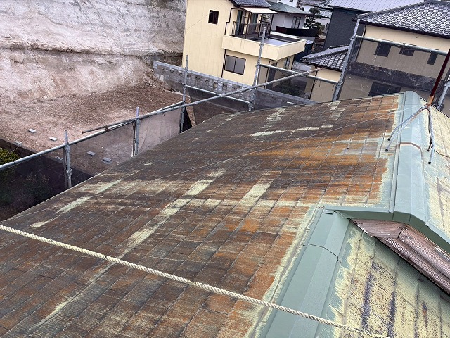 北茨城で木造2階建てアパートの屋根を現地調査　色あせ・サビ・板金劣化を確認した現調事例